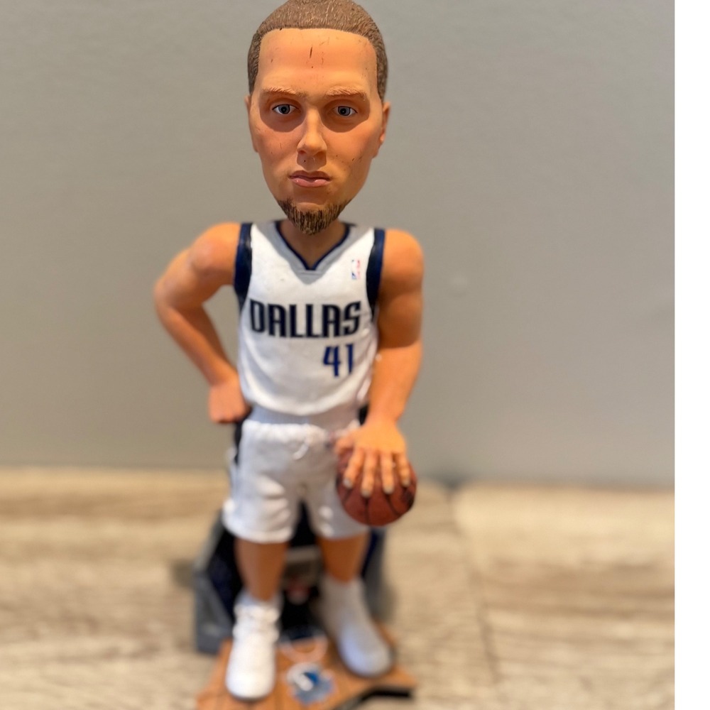 Limited Edition Dirk Nowitzki "Legends‎ of the Court" bobblehead 72 out of 3000